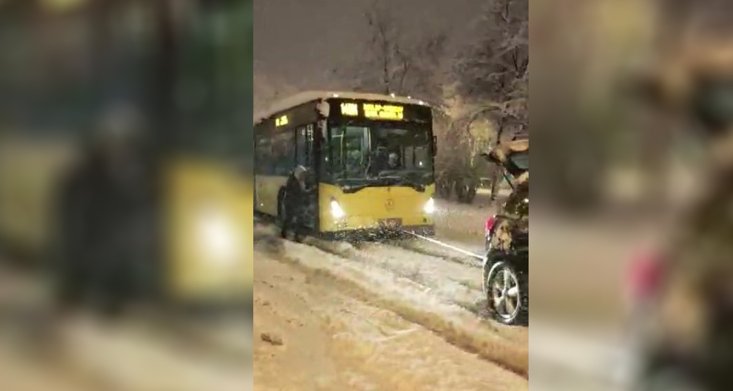 Üsküdar’da yoğun kar yağışının ardından karla kaplanan yolda mahsur kalan