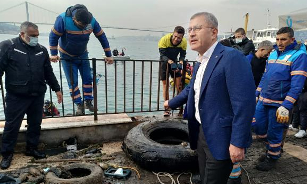 ÜSKÜDAR’da 20 dalgıç, denizaltı kameralarıyla denizin dibini tarayarak temizlik yaptı.