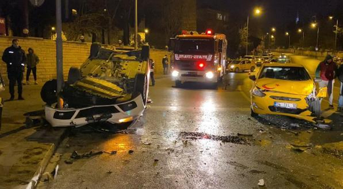 Üsküdar Zeynep Kamil Mahallesi’nde sürücüsünün direksiyon hakimiyetini kaybettiği otomobil takla