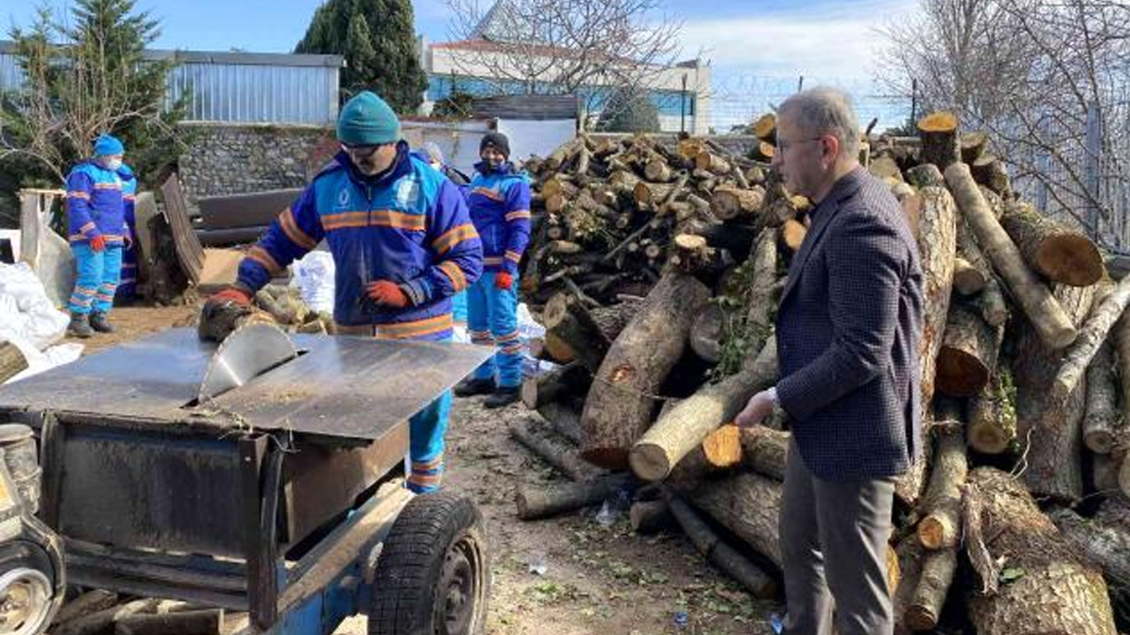 Üsküdar’da ihtiyaç sahiplerinin evleri geri dönüşüm ile ısınıyorİSTANBUL Üsküdar Belediyesi