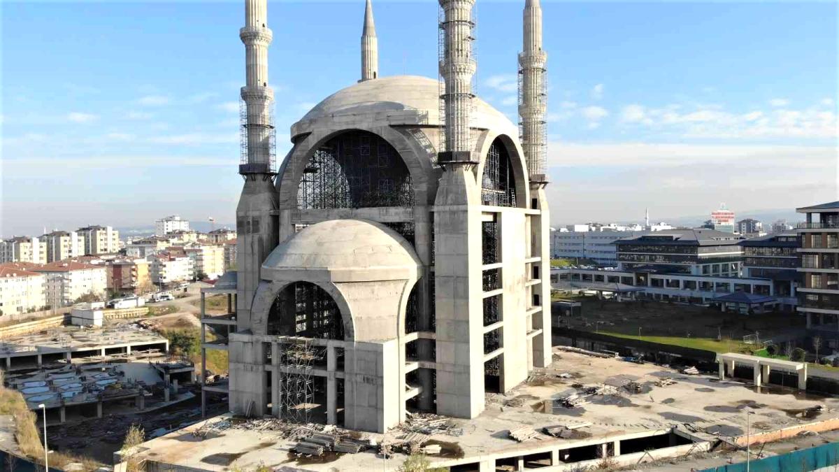 Ümraniye Belediyesi binasının karşısında çalışmalarına 5 yıl önce başlanan cami