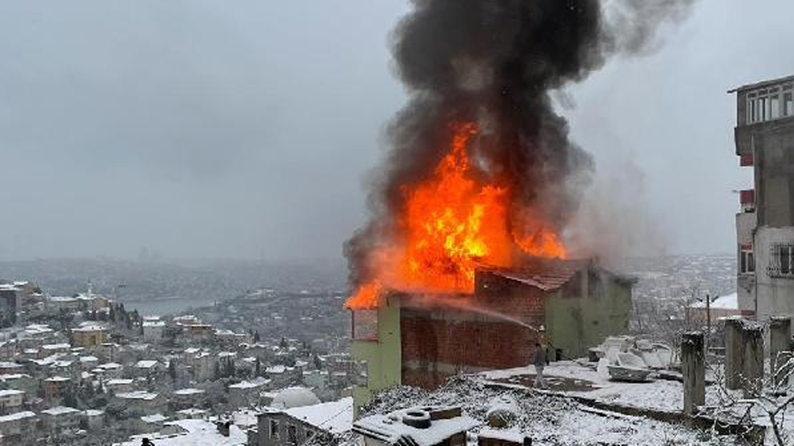 ÜSKÜDAR’da kentsel dönüşüm kapsamında boşaltılan 3 katlı binanın çatısı alev