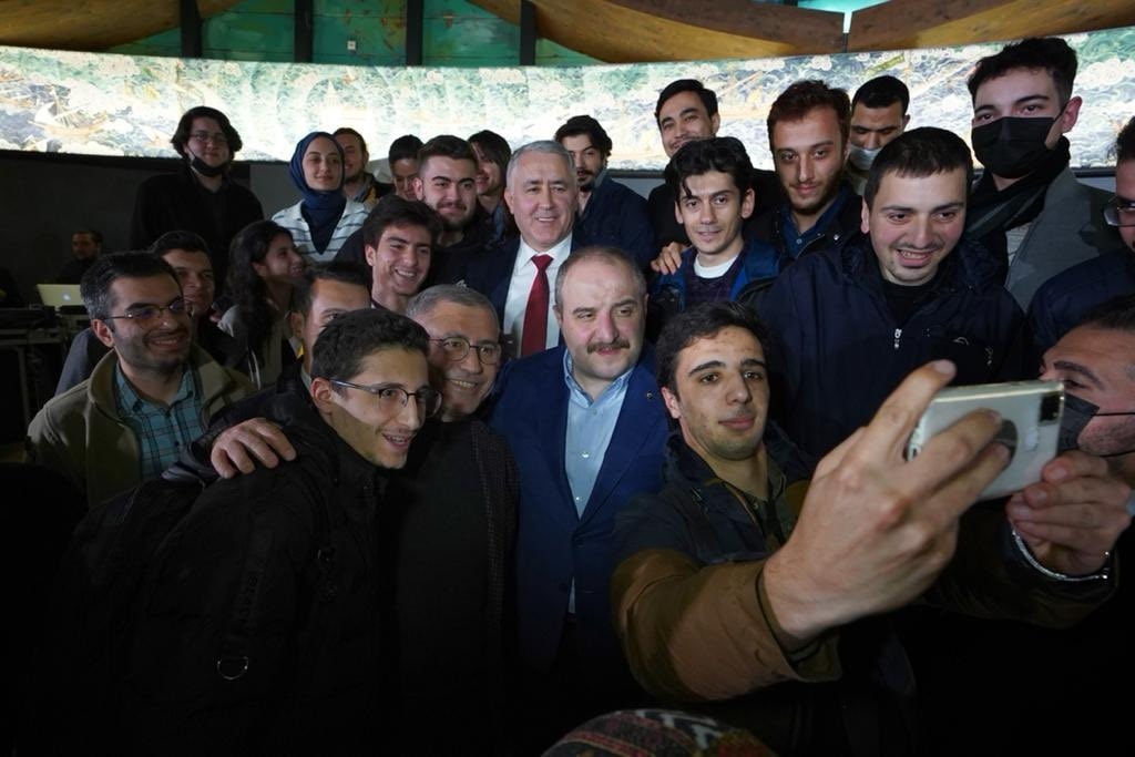 Sanayi ve Teknoloji Bakanı Mustafa Varank Üsküdar'da gençlerle bir araya