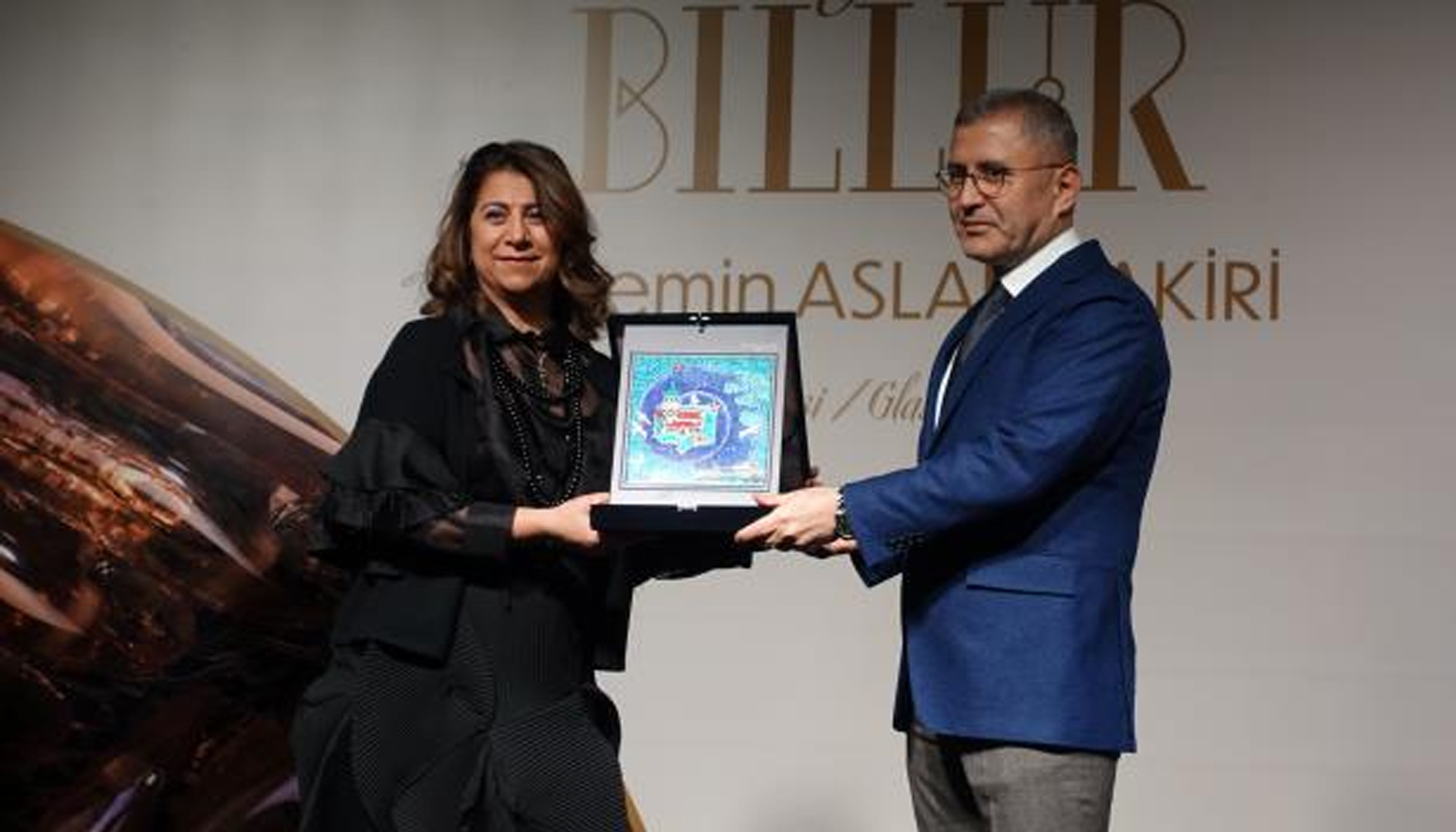 Üsküdar Belediyesi, Yasemin Aslan Bakiri’nin camı ve metali buluşturduğu eserlerinden
