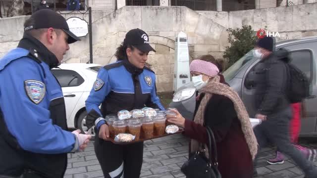 Polisler, Çanakkale Savaşı anısına Üsküdar’da vatandaşa hoşaf ve ekmek dağıttı