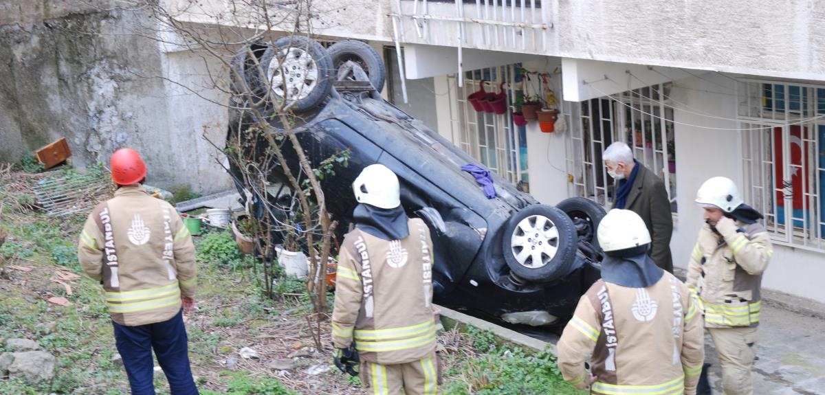 Üsküdar‘da, yokuştan çıkmaya çalışırken geri kayan bir otomobil yaklaşık 10