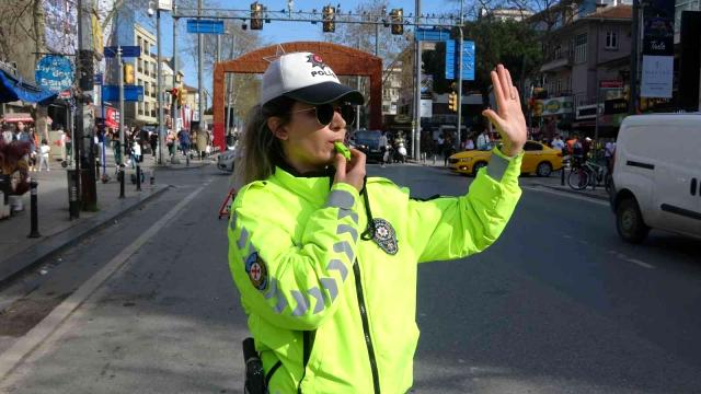 Bağdat Caddesi’nin trafiği kadın polislere emanet Özveriyle çalışan kadın trafik