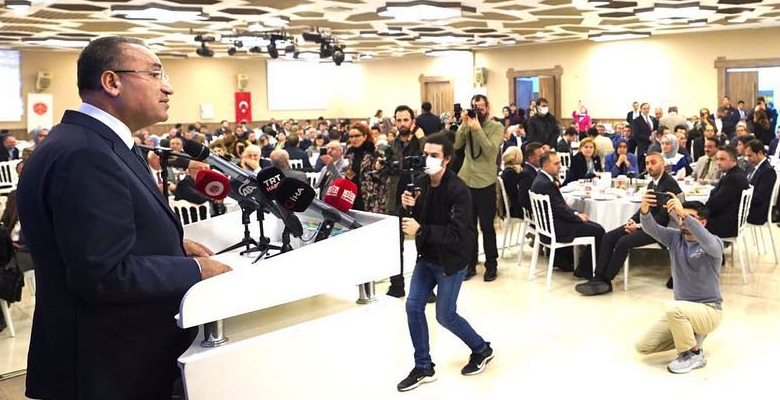 Adalet Bakanı Bekir Bozdağ, Türkiye’ye karşı ikili tutum takınanların tutumlarını