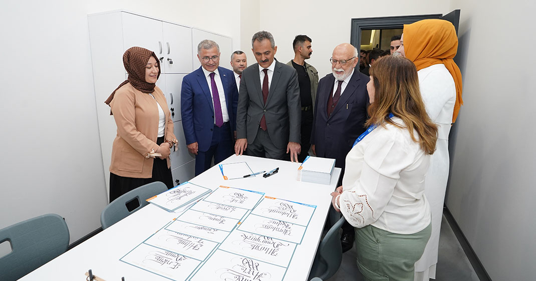Millî Eğitim Bakanı Mahmut Özer, Üsküdar'da tarihçi Mehmet Genç'in adının