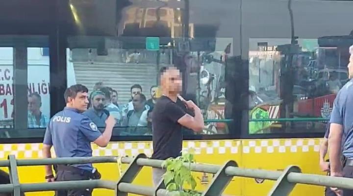 Ümraniye'de bir kişi elindeki bıçakla cadde ortasında kendisini kesmeye çalıştı,