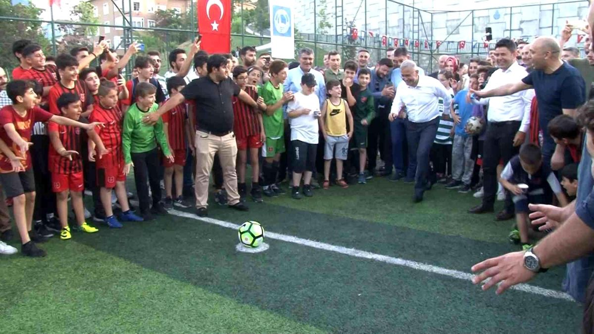 Üsküdar'da yapımı tamamlanan Yavuztürk Halısahası, Üsküdar Belediye Başkanı Hilmi Türkmen