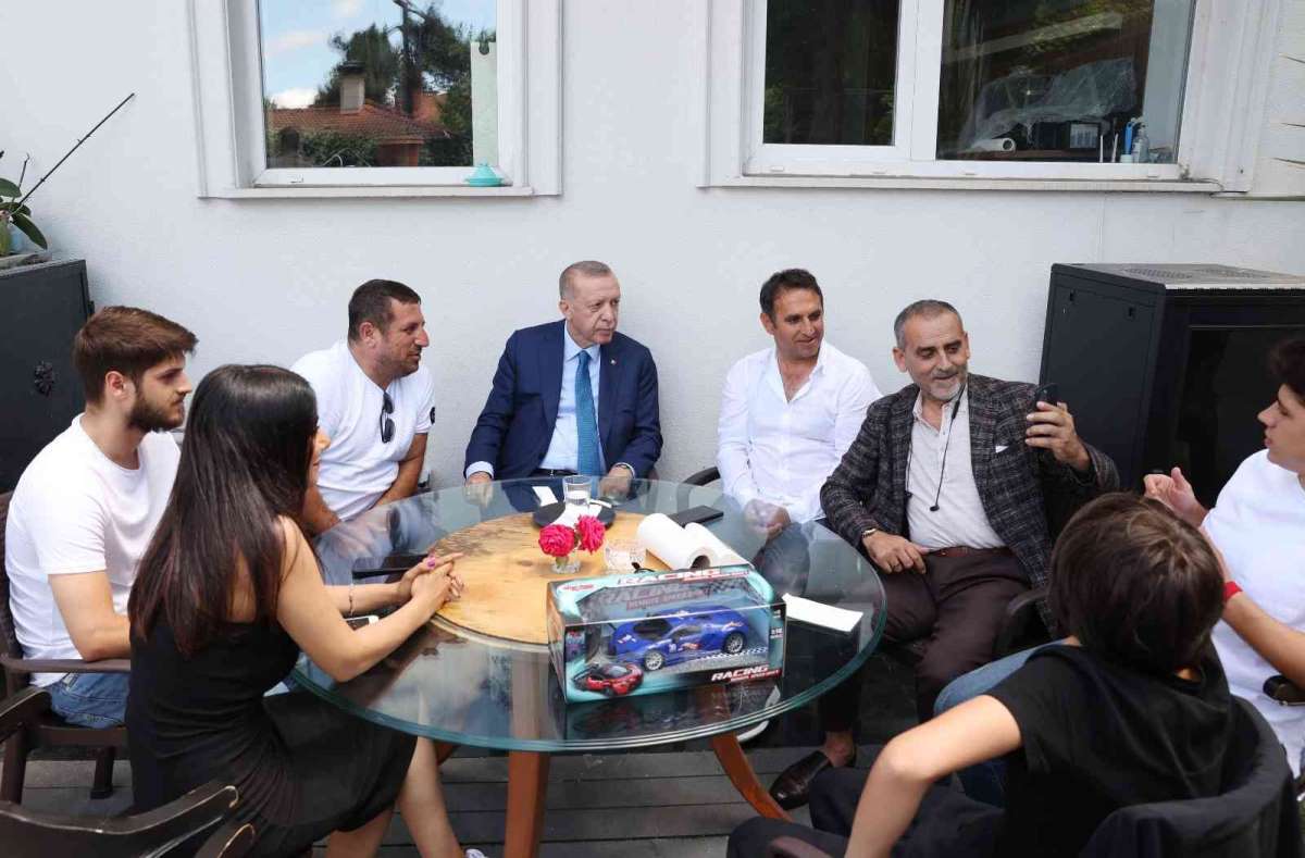 Cumhurbaşkanı Recep Tayyip Erdoğan, Üsküdar'da kendisini çaya davet eden vatandaşlarla
