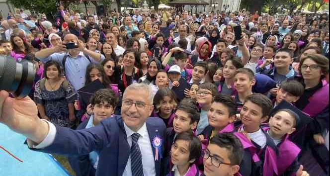 'Çocuk Üniversitesi'nde mezuniyet coşkusu Türkiye'de tek YÖK onaylı Çocuk Üniversitesi