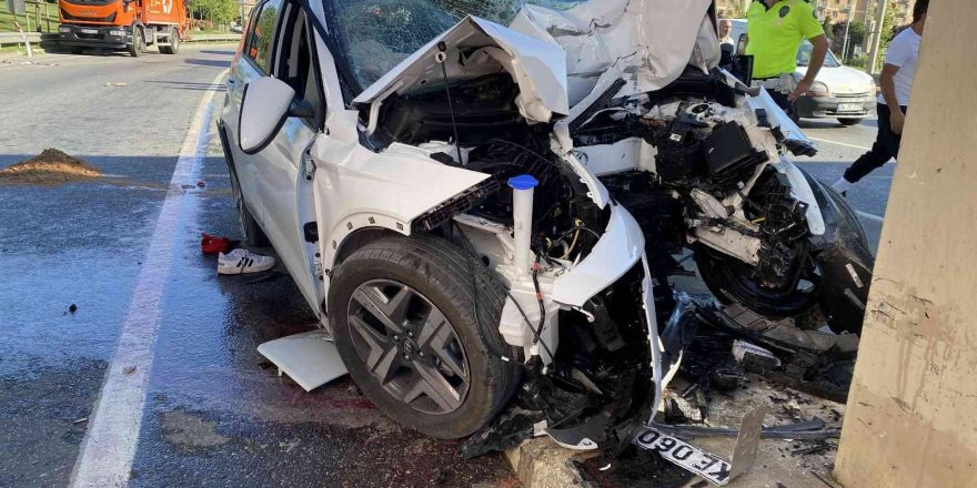 Ümraniye'de otomobil üst geçidin ayağına çarptı: 2 yaralı Şile Otobanında