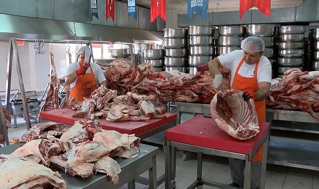 Üsküdar Belediyesi Kurban Bayramı'nda ihtiyaç sahiplerini unutmadı. Üsküdar Belediyesi tarafından