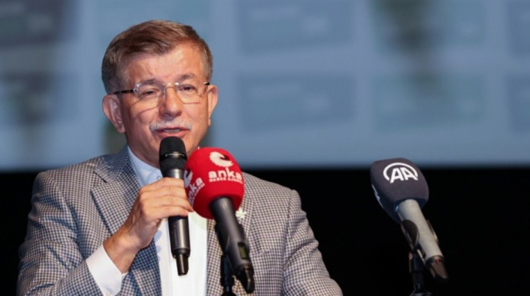 Gelecek Partisi Genel Başkanı Ahmet Davutoğlu, partisinin Üsküdar 1. Olağan
