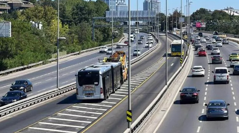 Üsküdar'da seyir halindeki metrobüsün arka kısmından dumanlar yükseldi.  Altunizade Durağı'na