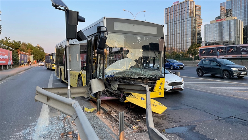 İstanbul Sabiha Gökçen Havalimanı'ndan Kadıköy'e yolcu taşıyan İETT otobüsü, Üsküdar'da