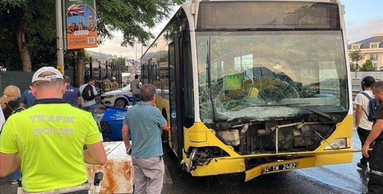 Üsküdar'da Kısıklı Caddesi üzerinde, bir kadın şoför idaresinde olan 34