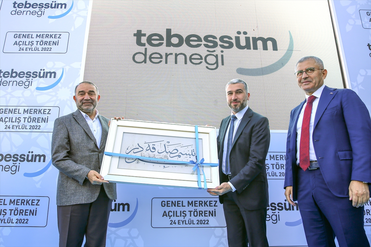 Türkiye'de ve dünyada yoksul insanlara tebessüm ettirmek için genç ekibiyle