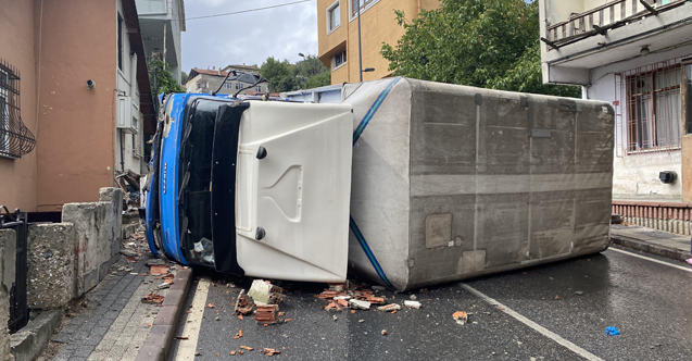 Üsküdar'da doğalgaz kutusuna çarpan kamyonet yan yattı Üsküdar'da yokuş aşağıya