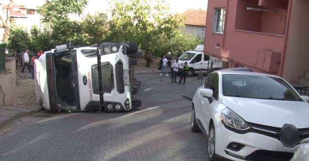 Üsküdar'da hafriyat yüklü tır devrildi: 3 araç hasar gördü Üsküdar'da,