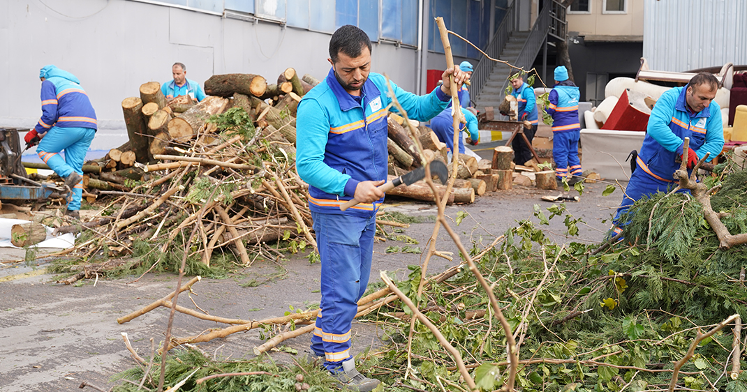 Üsküdar Belediyesi, çöpe atılan eski mobilya, kanepe, ahşap ürünleri ve