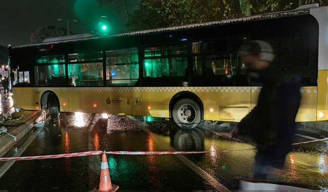 Üsküdar’da yağmur sonrası kayganlaşan yolda kontrolden çıkan İETT otobüsü elektrik