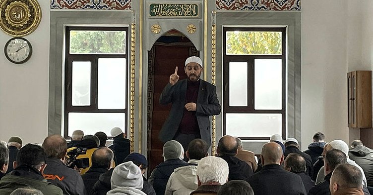Üsküdar’da görev yapan müezzin Abdürrahim Deniz öğrendiği işaret diliyle camiye gelen işitme