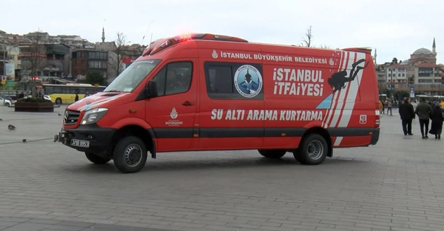 Üsküdar’da iki gemi arasına yunus sıkıştı. İhbar üzerine gelen ekipler,