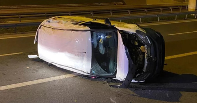 Üsküdar'da meydana gelen trafik kazasında kontrolden çıkan hafif ticari araç