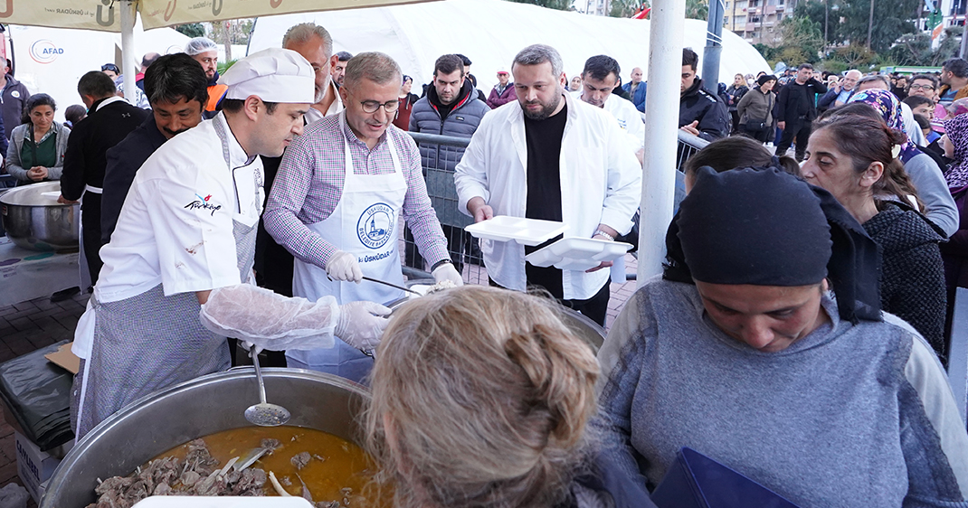 Üsküdar Belediye Başkanı Hilmi Türkmen, Ramazan ayının ilk iftarını depremzedelerle