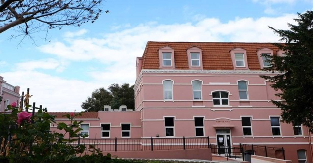 Üsküdar Amerikan Lisesi'nden yapılan açıklamada "Üzüntü içindeyiz, her türlü ayrımcılığın