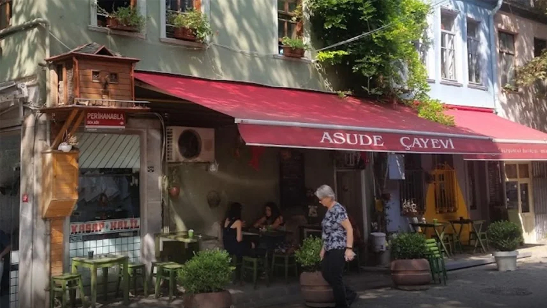 Çarşaflı müşterelirini sırf kılık kıyafetleri nedeniyle kovan işletmeye gerekli cezalar