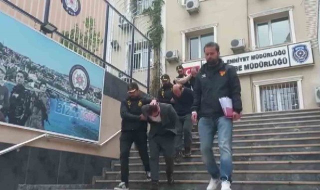 Üsküdar'da girdikleri iş yerinin kasasında bulunan 250 bin dolar ile