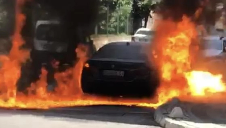 Üsküdar'da seyir halindeki bir otomobilde bilinmeyen nedenle yangın çıktı. Yangında