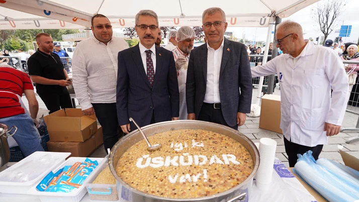 Üsküdar Belediyesi, her yıl geleneksel hale gelen aşure dağıtımına bu