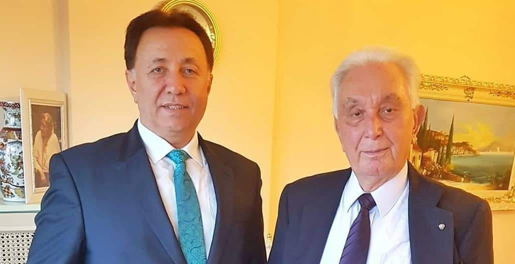 Orada doğmuşum bir gecenin ay tutulmasında. Sarmışlar bez parçalarına bedenimi.