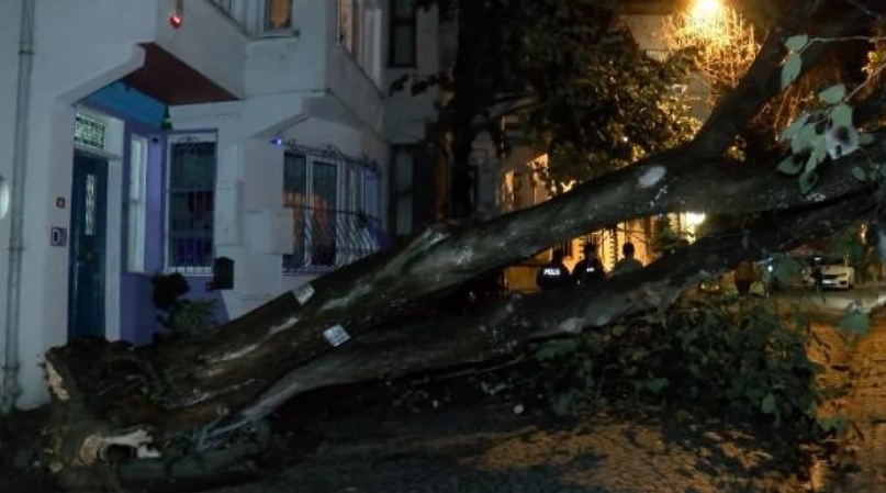 ÜSKÜDAR'da aşırı yağış ve rüzgarın ardından bir evin bahçe duvarının