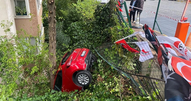 Üsküdar'da bir otomobilin sürücüsü kontrolden çıkarak bir binanın bahçesine düştü.