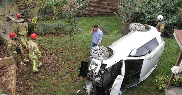 Üsküdar'da yolun kaygan olması nedeniyle sürücü direksiyon hakimiyetini kaybederek otomobille