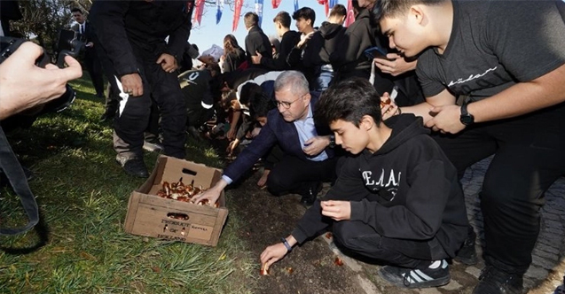Üsküdar'da gerçekleştirilen etkinlikte lale soğanları Nakkaştepe Millet Bahçesi'nde toprakla buluşturuldu.