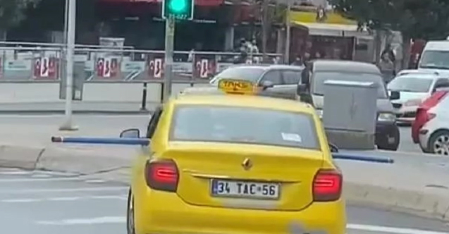 Üsküdar'da bir taksi şoförü, aracının içinde metrelerce uzunluktaki boruyu taşıyarak