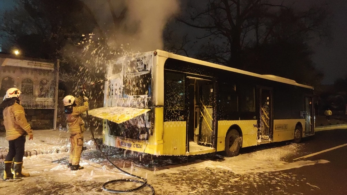 Üsküdar'da seyir halindeki İETT otobüsünde çıkan yangın itfaiye ekiplerinin müdahalesiyle