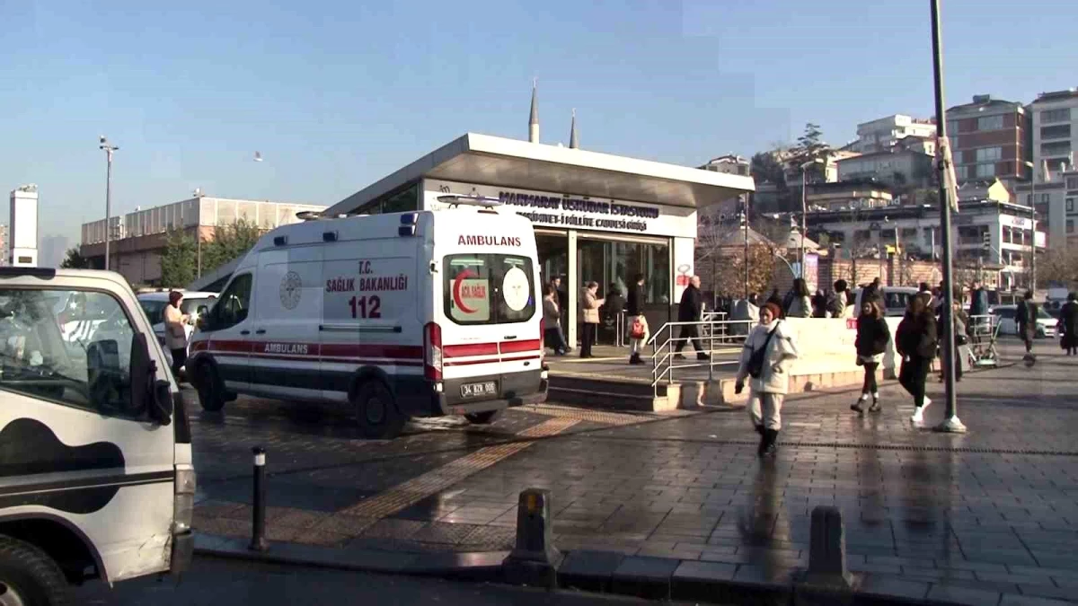Üsküdar Marmaray istasyonunda raylara atlayan bir şahıs trenin çarpması sonucu
