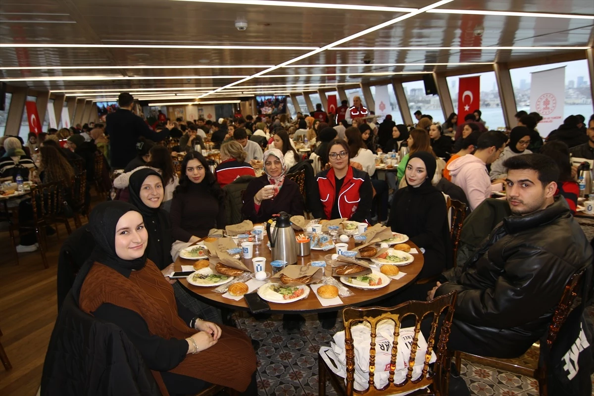 Vakıflar Genel Müdürlüğünün burs imkanı sağladığı 250 öğrenci için Üsküdar