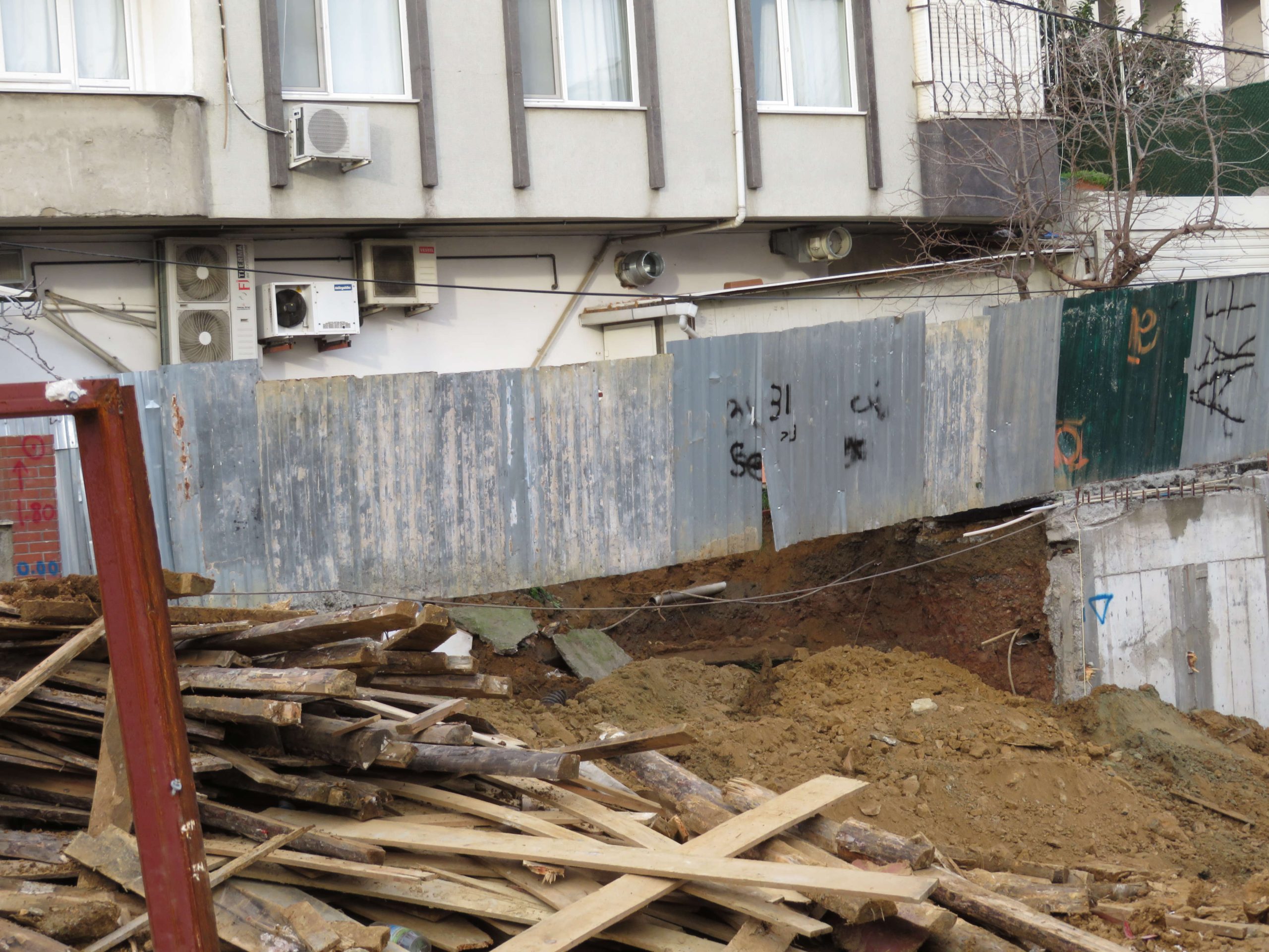 Üsküdar'da inşaat sahasında toprak kayması nedeniyle istinat duvarı çöktü. İnşaatın