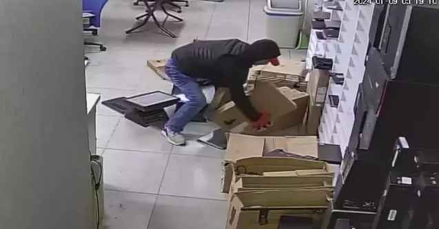 Ümraniye'de bir bilgisayar mağazasına giren maskeli ve şapkalı 4 hırsız,