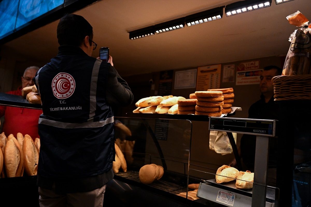 İstanbul Ticaret İl Müdürlüğüne bağlı ekipler, Üsküdar'da fırınlara fiyat ve