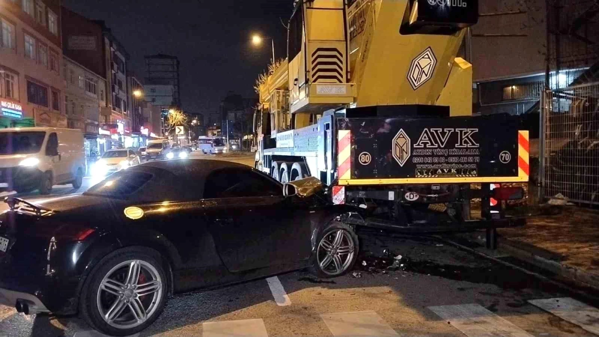 Ümraniye'de seyir halindeki otomobil virajı alamayarak yolun sağında park halinde